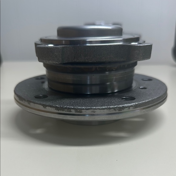 Silver Wheel Hub Assembly - Picture 3 of 4